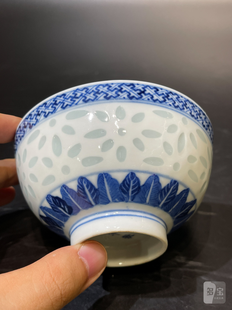 清光绪 青花暗八仙纹玲珑瓷碗 - 图5